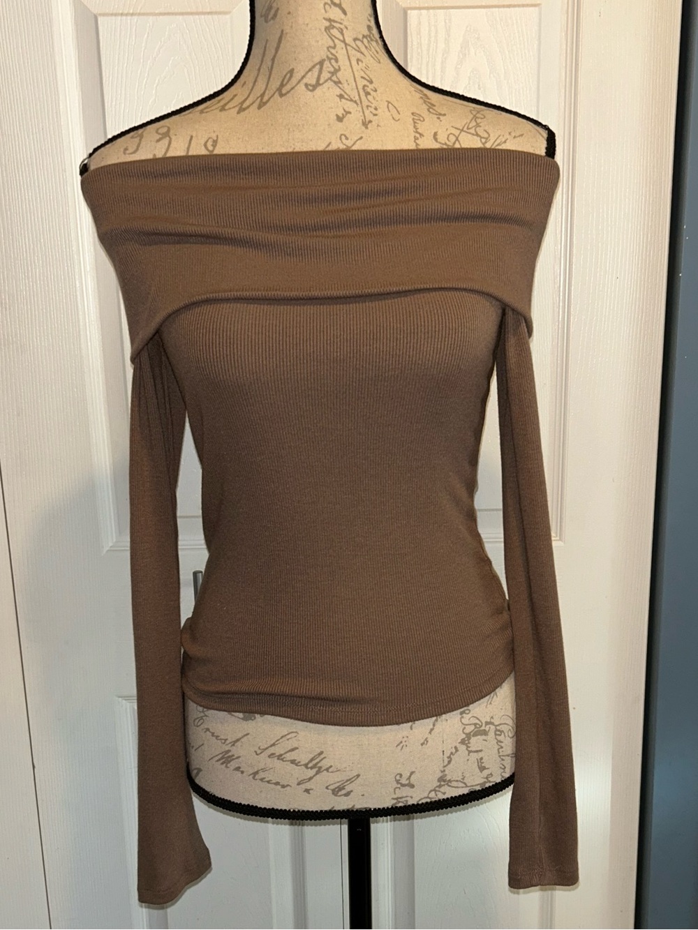 NWOT Off Shoulder Long Sleeve Brown Autumn Fall Top by SO Sz XSmall